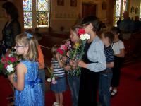 101_2429_-_youth_presenting_flowers_at_May_Crowning_2012.JPG